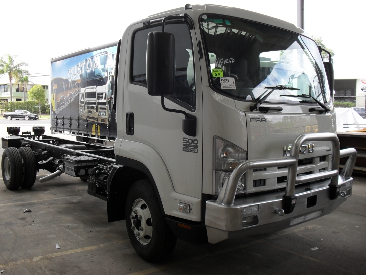 ISUZU FRR500 (FH)  Deluxe 3 Bullbar with Towpin (/08 to )