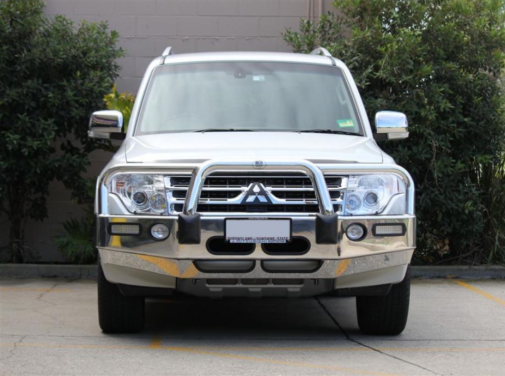 MITSUBISHI PAJERO NS Bullbar with Bumper Lights (11/06 to 11/08)