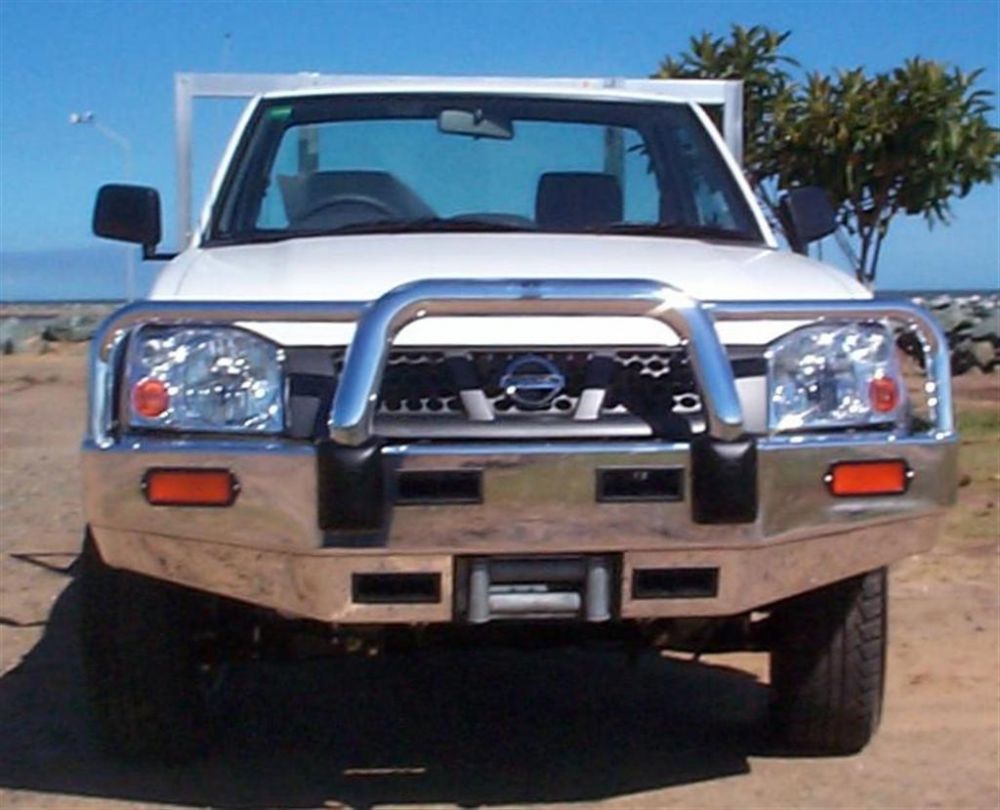 NISSAN NAVARA D22 Winch Bullbar (10/01 to 09/10)