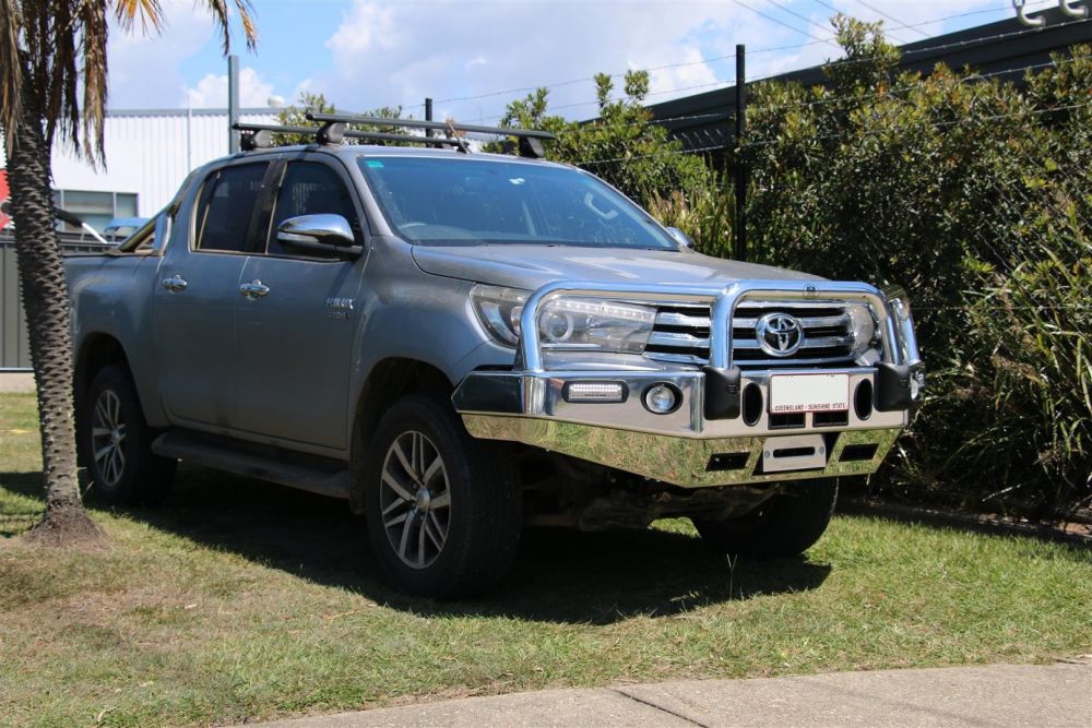 TOYOTA HILUX SR5 Winch Bullbar with Bumper Lights (07/15 to 05/18)