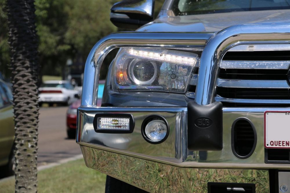 TOYOTA HILUX SR5 Winch Bullbar with Bumper Lights (07/15 to 05/18)